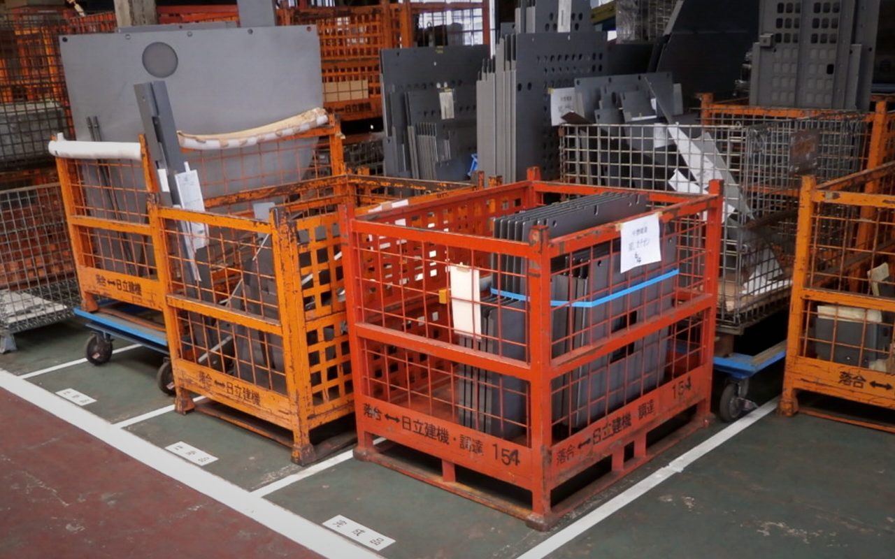 完成品が並ぶ出荷待ちのパレット
